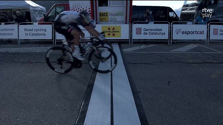 Ciclismo - Ayuso gana a Roglic en un apretado final en La Molina en la Volta