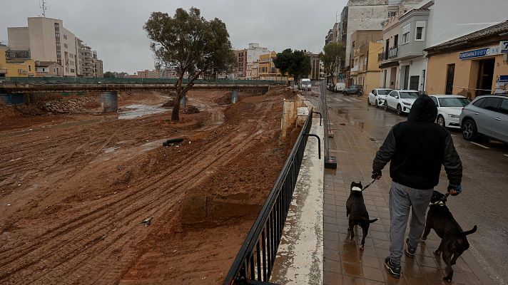 Telediario 1 - Colas del hambre tras la dana: "Vengo para recoger algo y ahorrar para poder pagar"