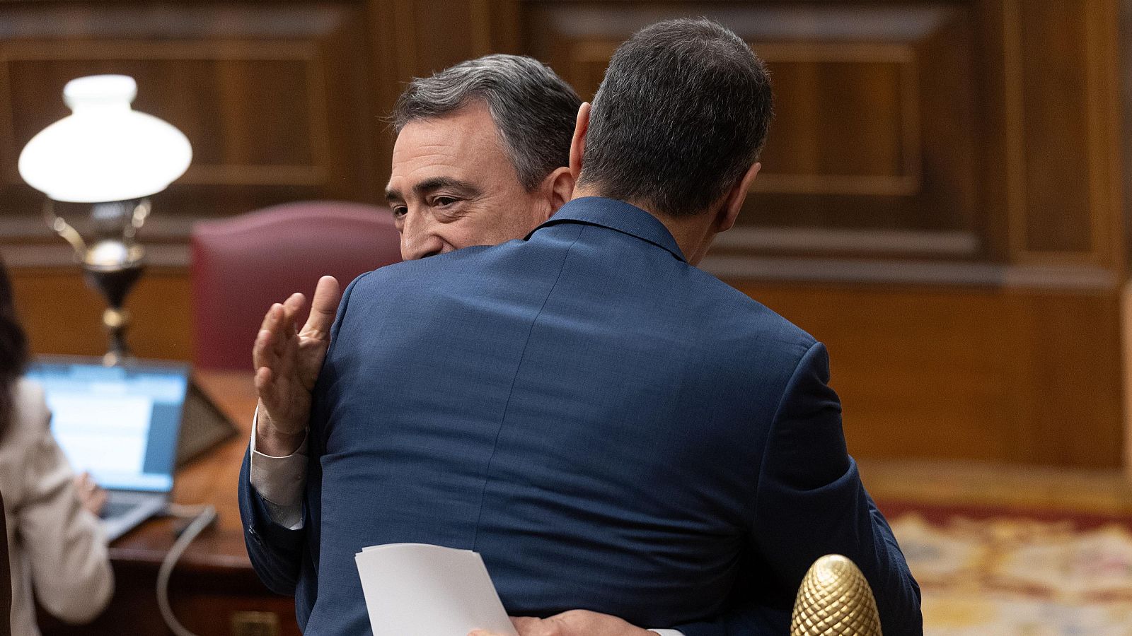 Sánchez se despide de Aitor Esteban en el Congreso - Diario 24 | Ver