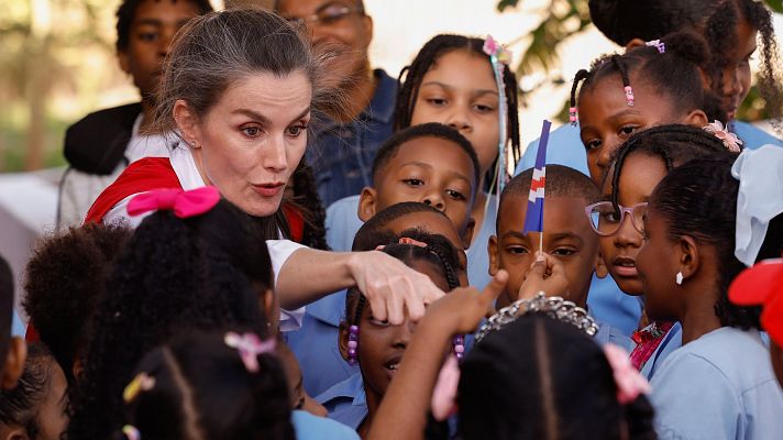 La reina Letizia visita colegios y mercados en su tercer día en Cabo Verde