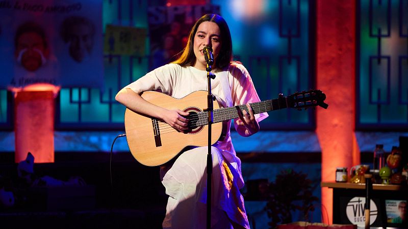 La Revuelta | Valeria Castro canta "Debe ser"