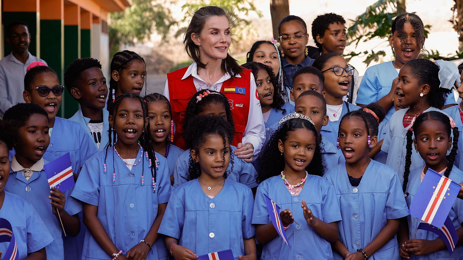 La reina Letizia visita colegios y mercados en Cabo Verde