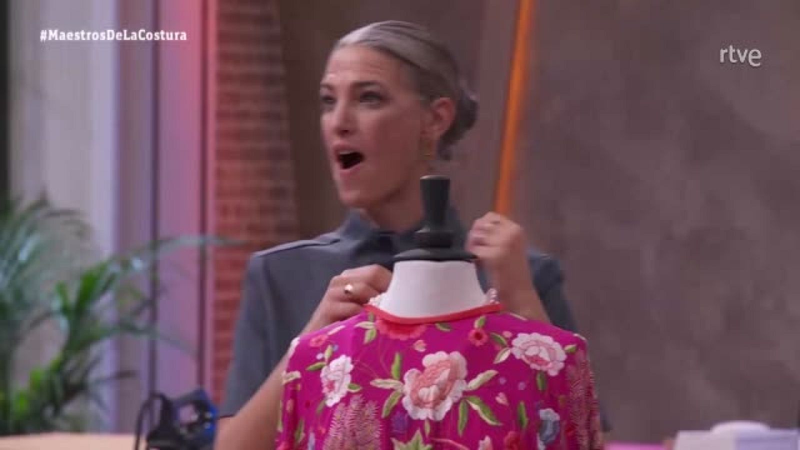 Raquel Sánchez Silva desfila en Maestros de la Costura Celebrity un Caprile espectacular - Gente y tendencias | Ver