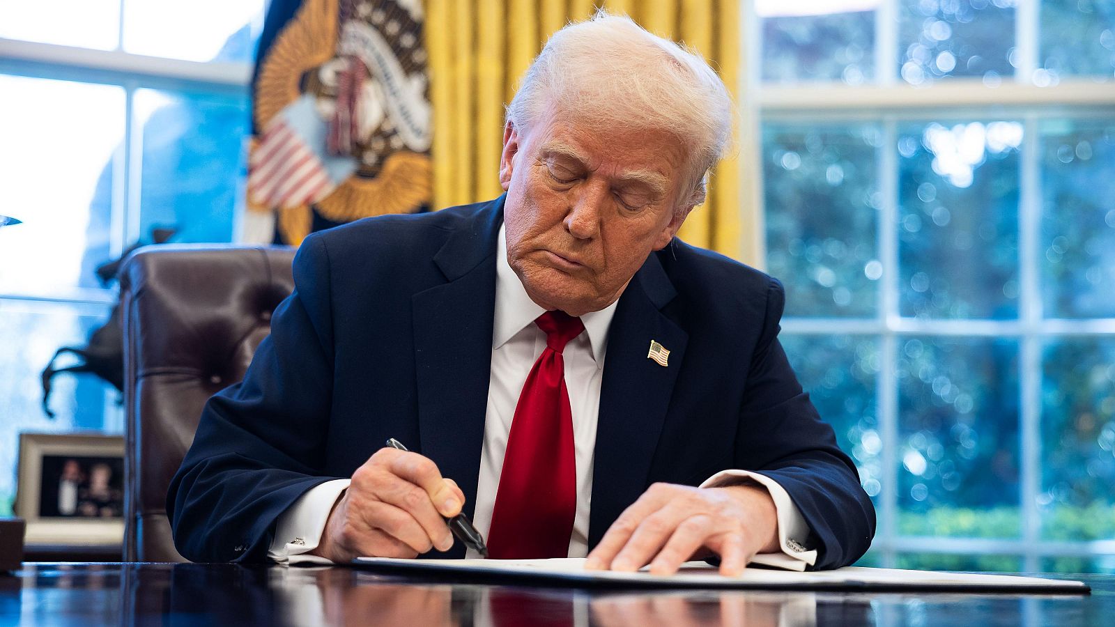 Trump anuncia aranceles del 25% a los automóviles fabricados fuera de EE.UU.