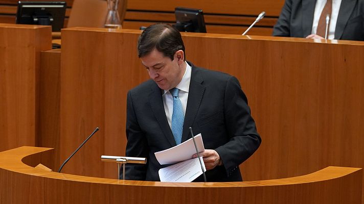 Modo Digital - Mañueco arruga y tira al suelo el papel con la propuesta de Vox para alcanzar un pacto presupuestario