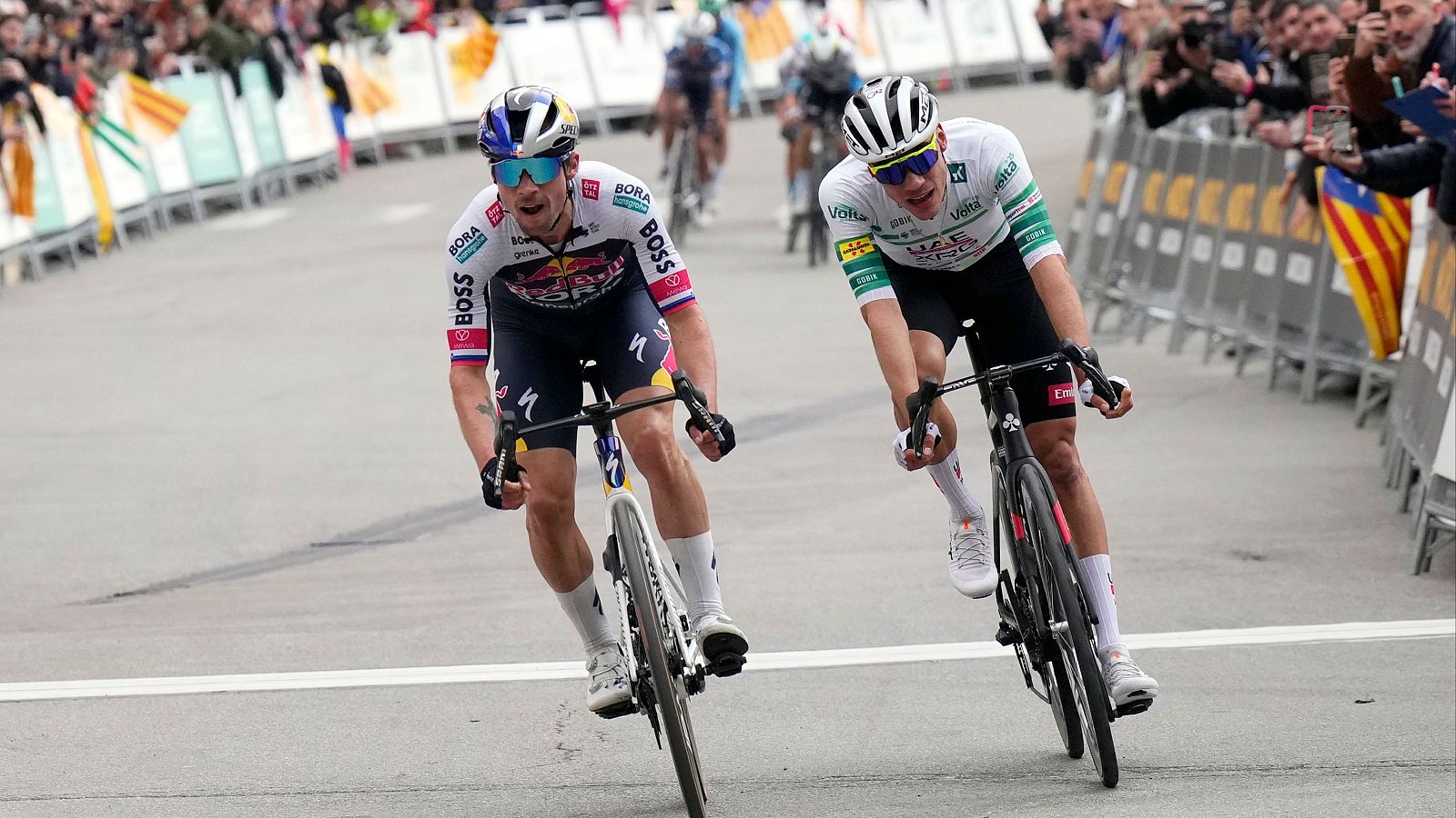 Roglic le gana a Ayuso en la llegada de la Volta a Montserrat - Ciclismo | Ver