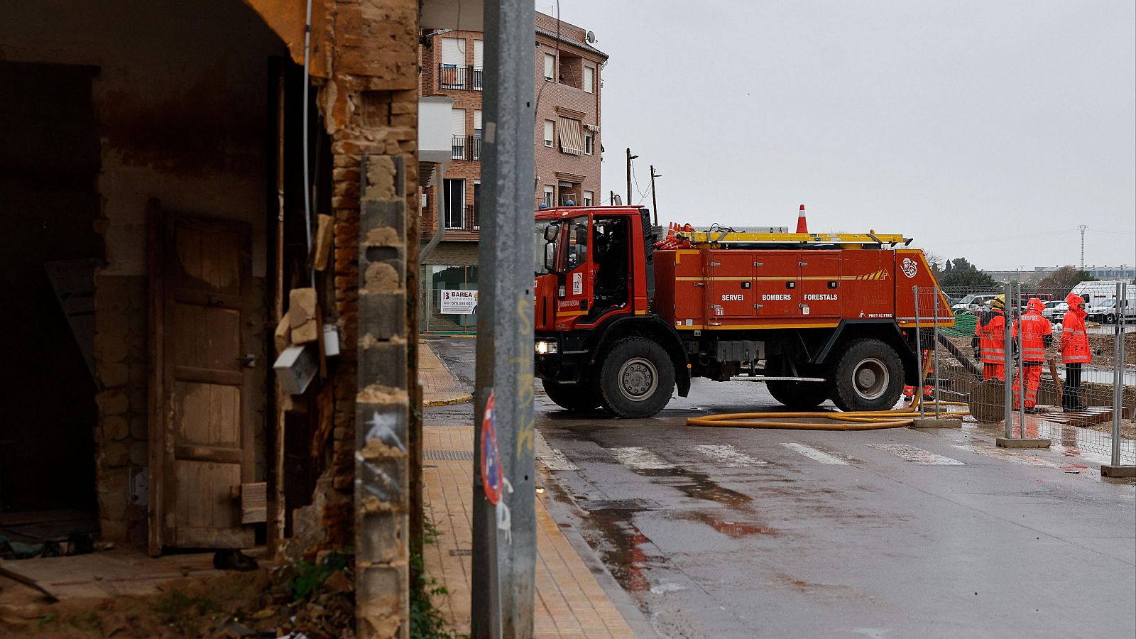Padres de alumnos de un colegio de Catarroja se manifiestan por el estado del centro cinco meses después de la dana