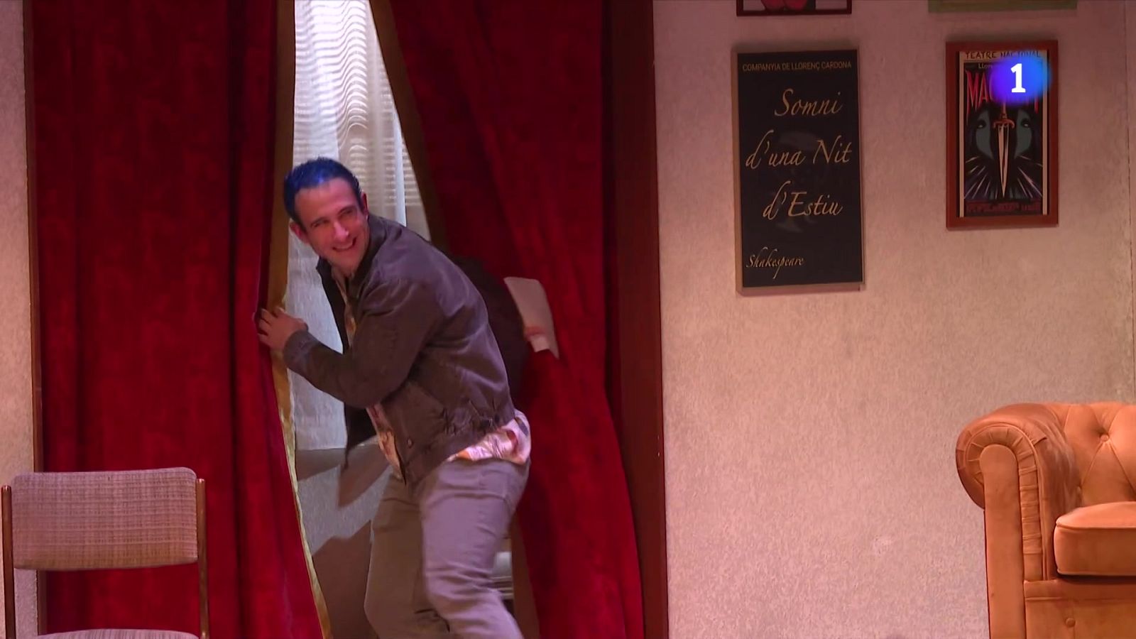 Guillem Clua explora el poder transformador del teatre a "Mort d'un comediant" - L'Informatiu | Veure
