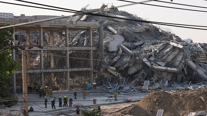 Un edificio en construcción se desploma en Bangkok con al menos 43 personas dentro