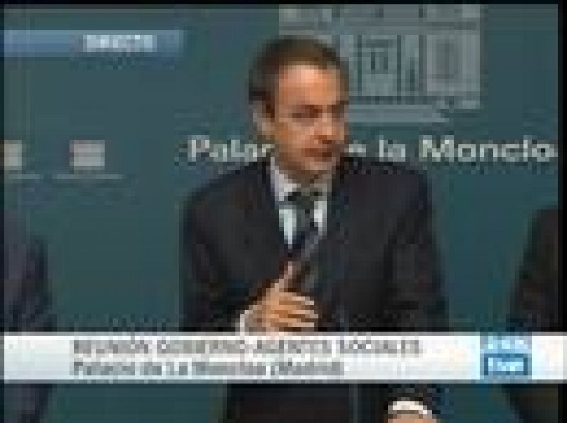   El presidente del Gobierno, José Luis Rodríguez Zapatero, se ha comprometido a no aprobar ninguna medida económica sin el consenso de los sindicatos