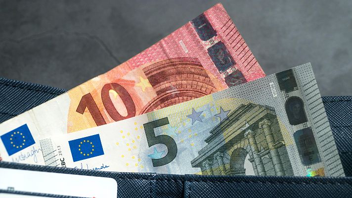 Telediario 1 - La OCU afirma que, si se revisan los gastos, una familia media puede ahorrar hasta 3.000 euros anuales