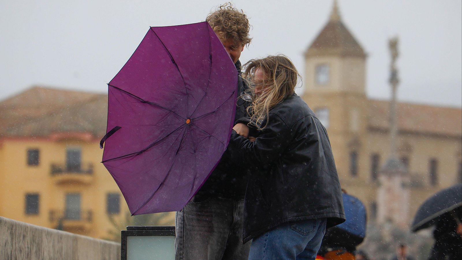 Cielos poco nubosos en la Península y fuertes vientos y oleaje en el este - El tiempo | Ver