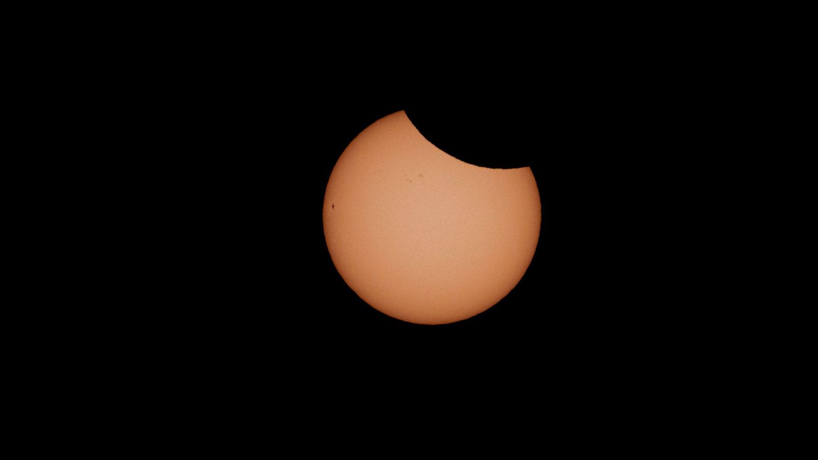 España presencia su primer eclipse solar parcial en 20 años | Ver