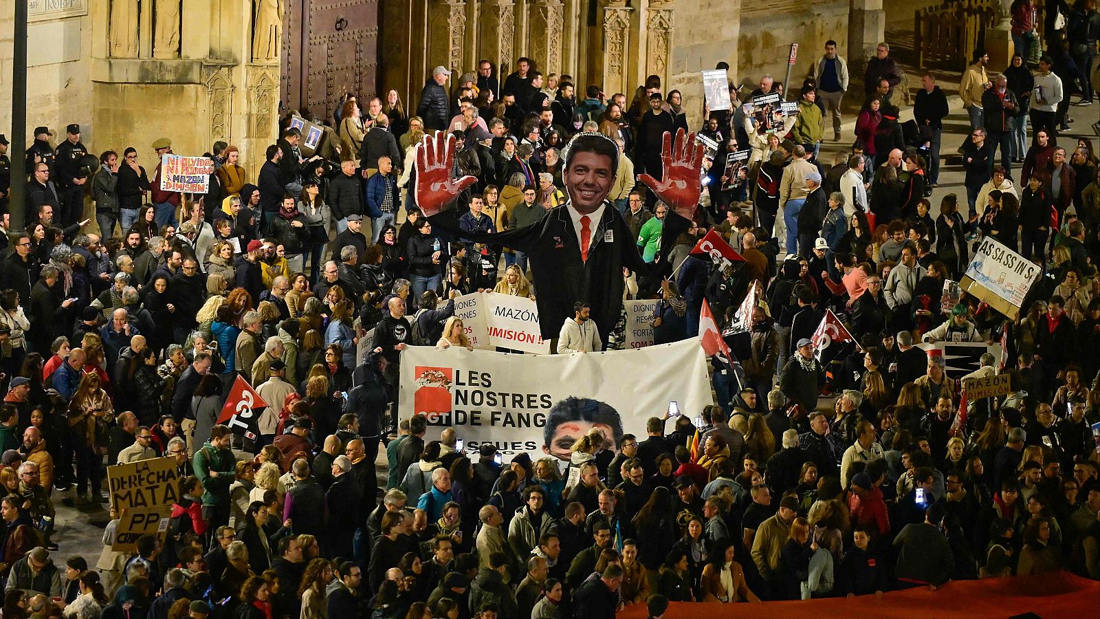 Miles de valencianos salen a la calle por sexta vez cuando se cumplen cinco meses de la dana