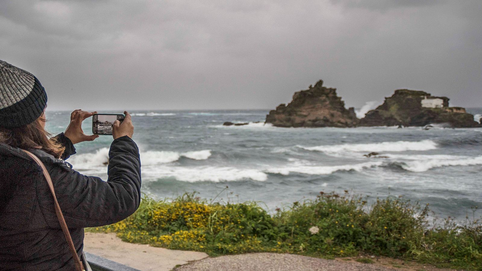 Domingo de cielos despejados en Península y lluvias en Canarias