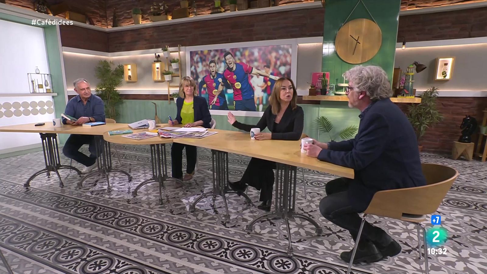 Gemma Nierga entrevista el conseller de la Presidència. El periodista presenta 'La hipocresia solidària'. I parlem amb l'activista trans