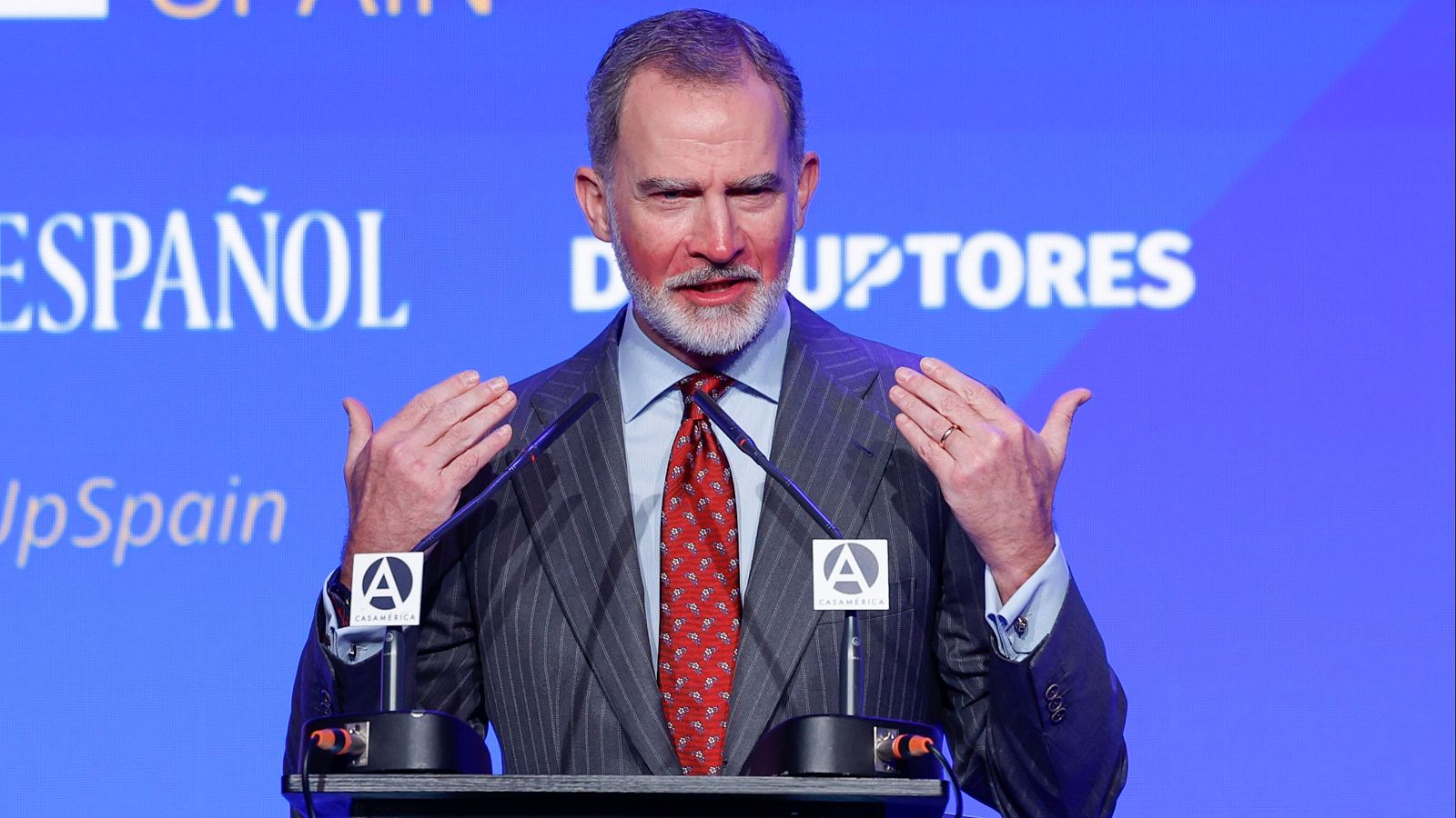 El rey se muestra en un acto quemado por el sol | Ver