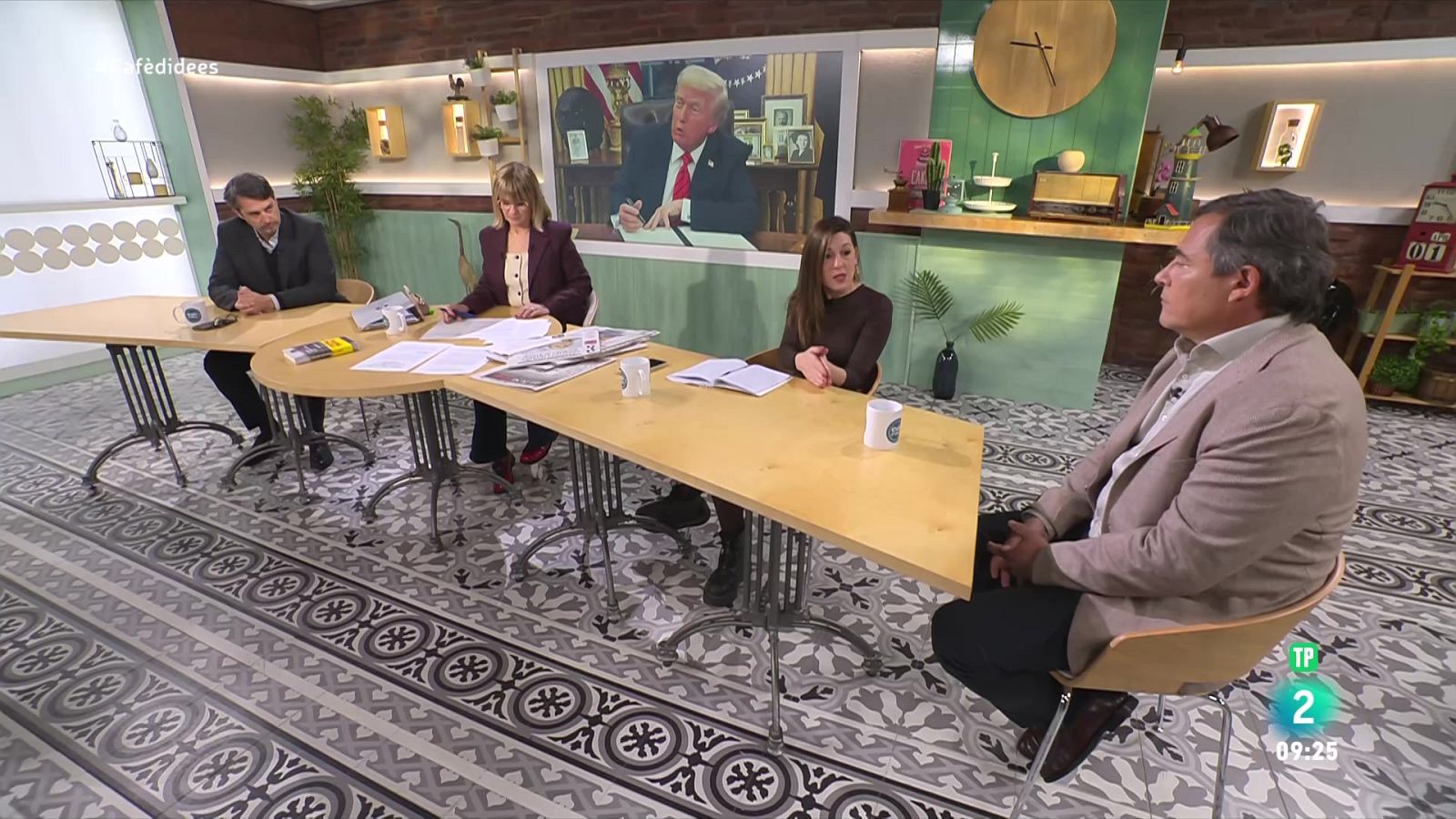 Gemma Nierga conversa amb els Xavis. El músic presenta el llibre 'Cançons en bell llemosí'. I Alba Riera conversa amb el dissenyador