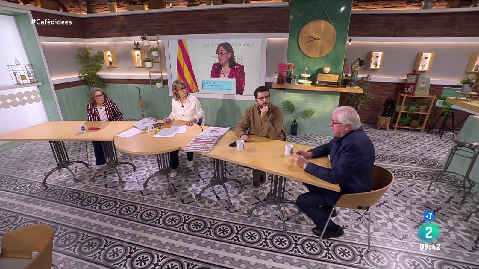 Gemma Nierga entrevista el president del Cercle d'Economia. Les actrius ens presenten l'obra. I parlem amb María de Santos
