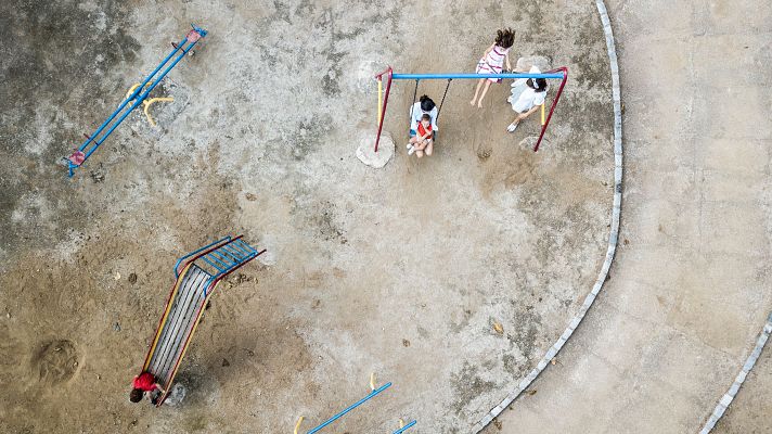 Telediario 1 - La pobreza infantil en España afecta a 2,7 millones de niños y adolescentes
