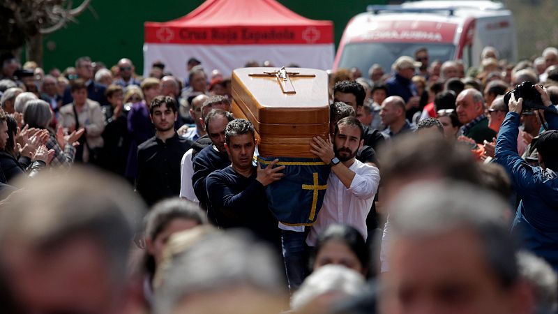 Miles de personas despiden a cuatro de los mineros muertos en Cerredo
