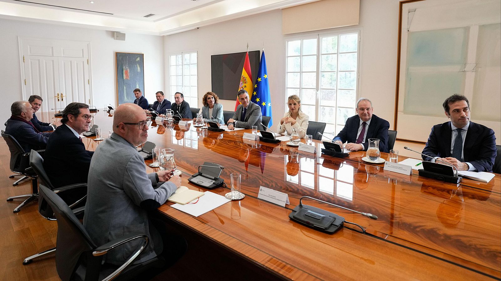 El Gobierno se prepara para los aranceles que plantea adoptar Trump - Telediario 2 | Ver