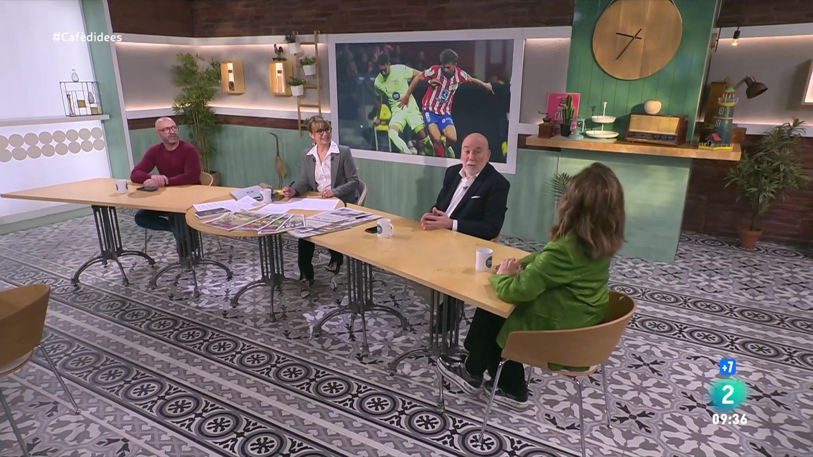 Gemma Nierga entrevista el president del CIDOB. El cantant parla de l'homenatge a Lorca. I el periodista presenta el llibre sobre la cantautora