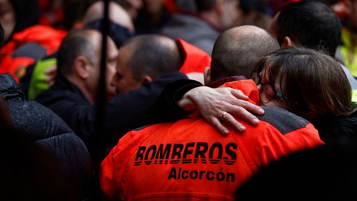 Telediario 1 - Se investigan las causas del incendio en un garaje de Alcorcón, en el que murieron dos bomberos