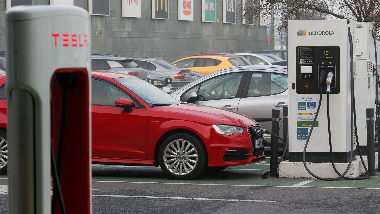 Expertos explican que los coches eléctricos no son menos seguros - La tarde en 24h | Ver