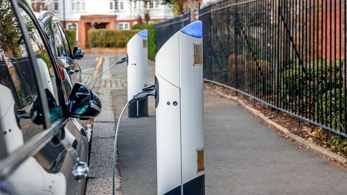 Telediario 2 - Los incendios de coches eléctricos son "improbables", pero "más difíciles de apagar"