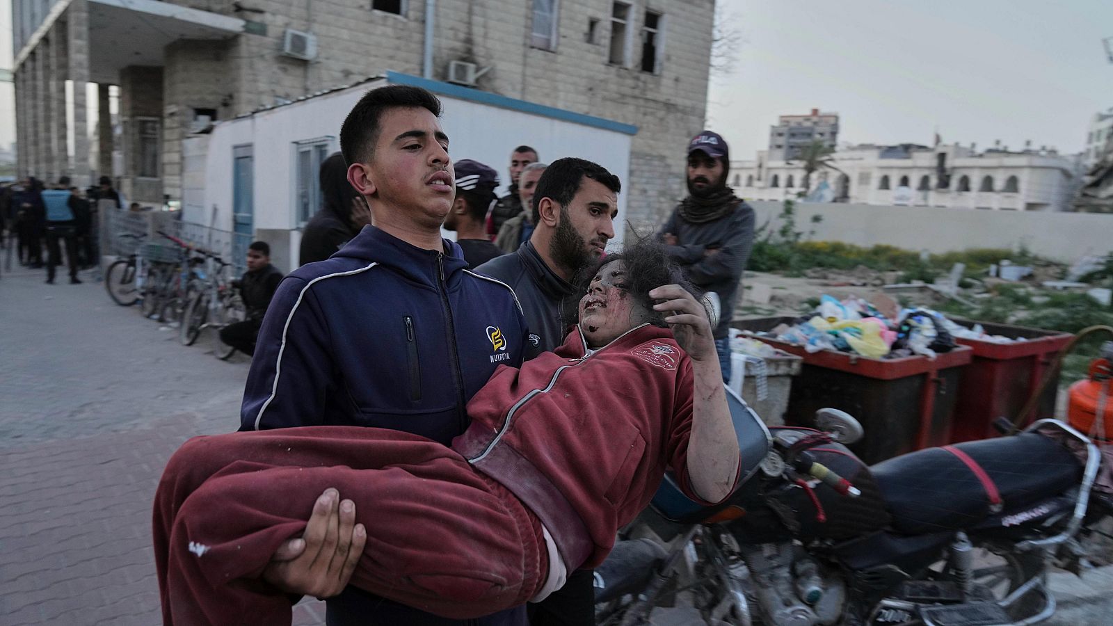 Una treintena de muertos en el ataque a una escuela en ciudad de Gaza | Ver