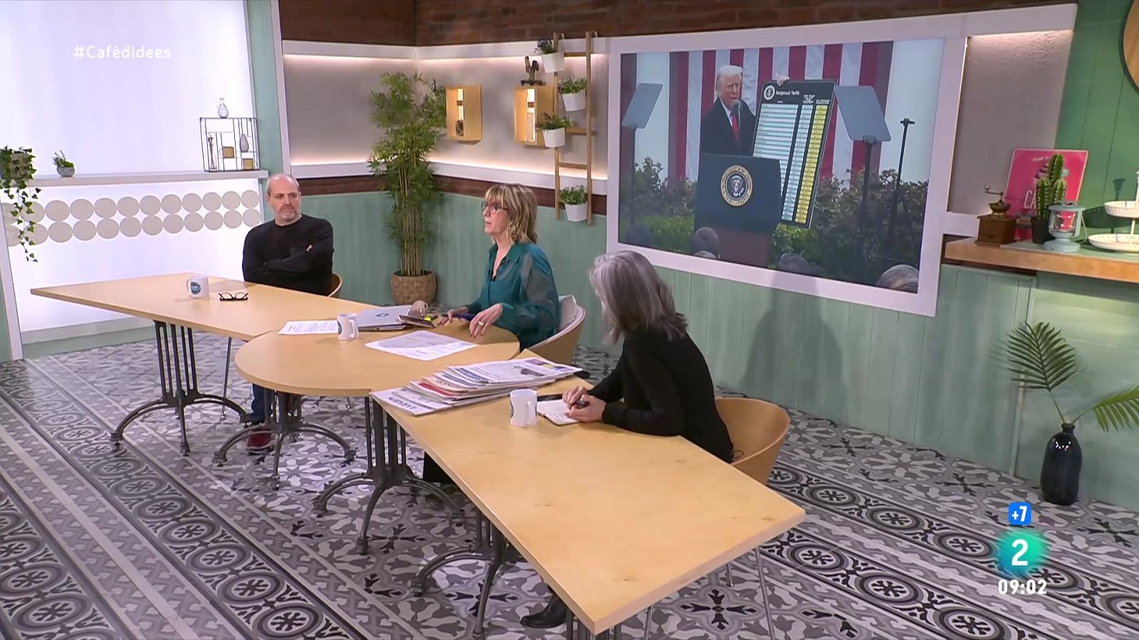 Gemma Nierga entrevista l'exconseller. La periodista ens parla de 'Recuérdame bailando'. I la directora i els protagonistes presenten el film