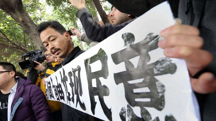 Telediario 1 - Los chinos luchan contra la censura