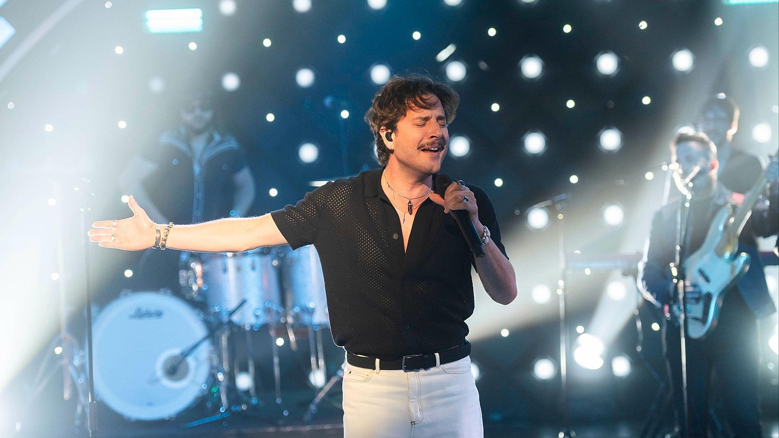 Manuel Carrasco interpreta en Late Xou 'Mi dignidad' - VER AHORA - Late Xou con Marc Giró | Ver