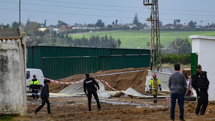 Tres muertos tras el derrumbe de una nave agrícola por el viento en Coria del Río, Sevilla