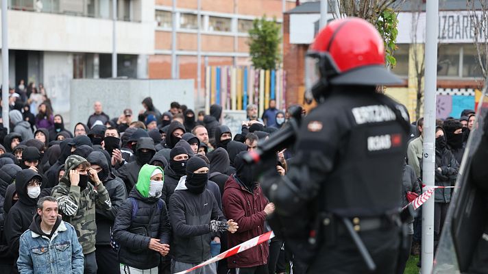 Telediario 1 - El desalojo de un centro social okupado en Bilbao termina con 15 ertzainas heridos