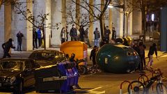 Momentos de tensión y varios altercados por el desalojo de un edificio okupado en Bilbao