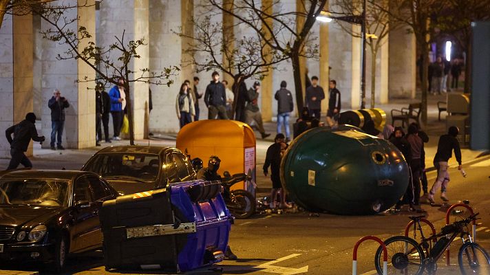 Telediario 2 - Momentos de tensión y varios altercados por el desalojo de un edificio okupado en Bilbao