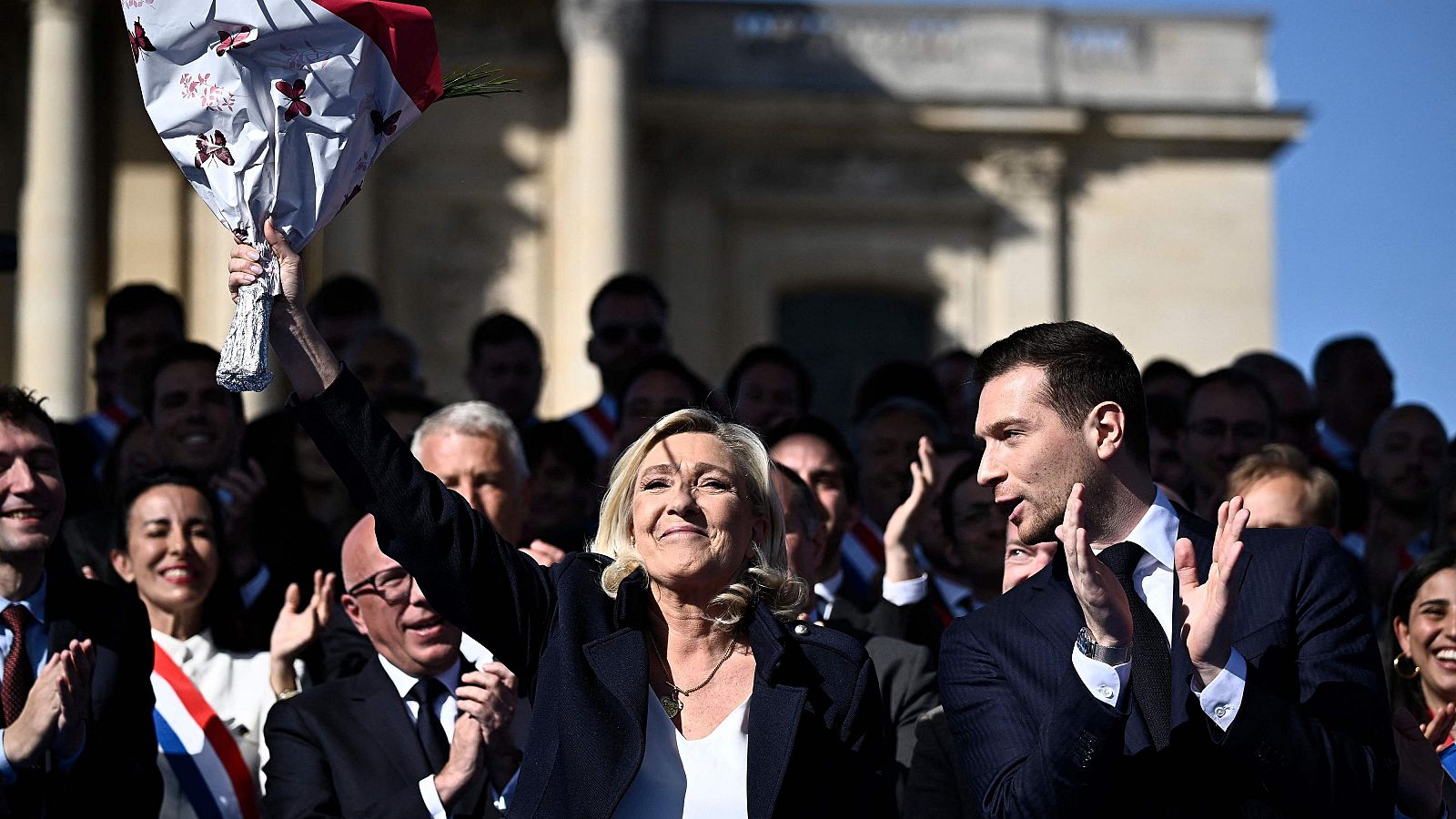 Le Pen asegura que no va a "bajar los brazos" pese a su inhabilitación