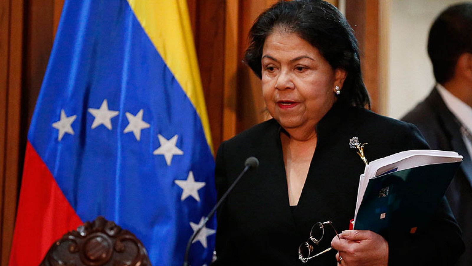 El Supremo decide que no es necesario que Chávez asuma el cargo por ser reelecto