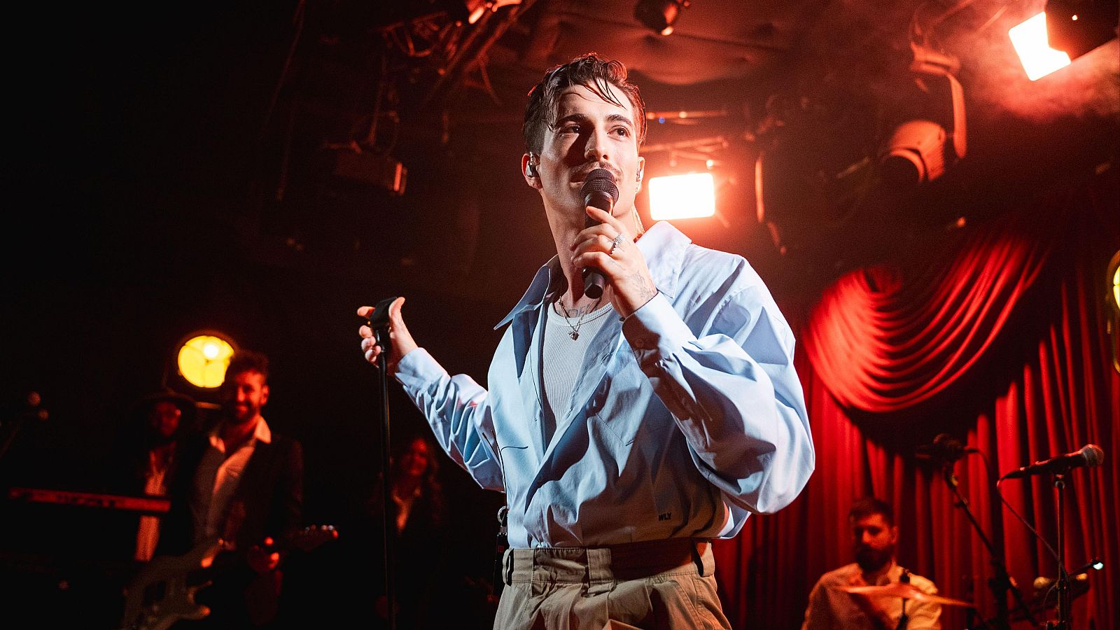 El vocalista de Måneskin estrena su primer disco en solitario | Ver