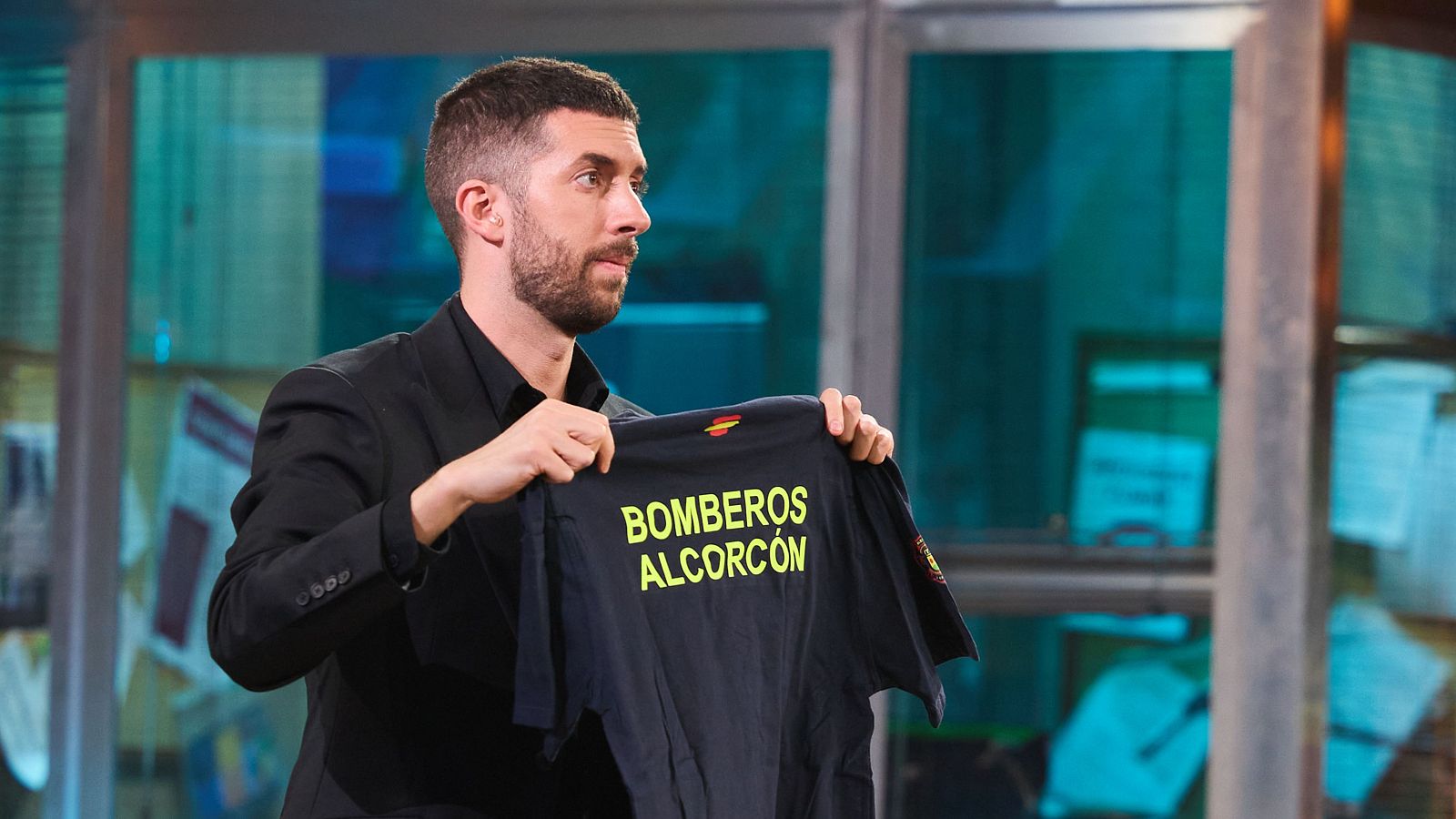 La Revuelta | Broncano homenajea a los bomberos de Alcorón 10/4/25 - La Revuelta | Ver