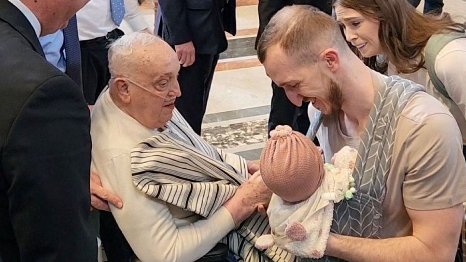 El papa Francisco visita por sorpresa la basílica de San Pedro - Informativo 24h | Ver