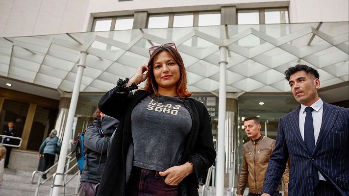 Informativo 24h - Mouliaá entrega su móvil en el juzgado para que se analicen sus conversaciones con Errejón