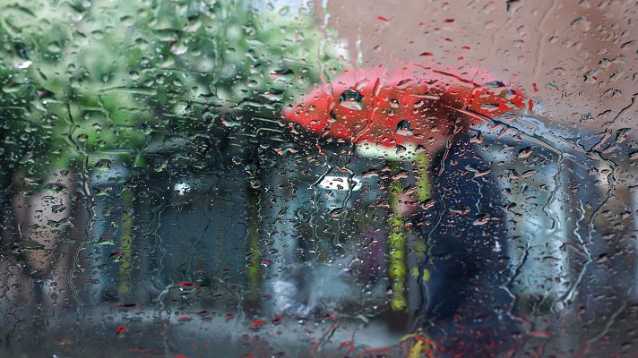 Telediario 1 - La lluvia fastidia los planes de muchas personas para Semana Santa