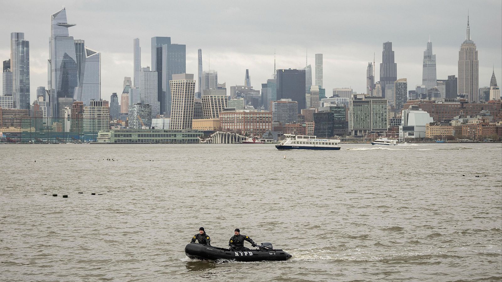 Siguen buscando piezas del helicóptero accidentado en el Hudson
