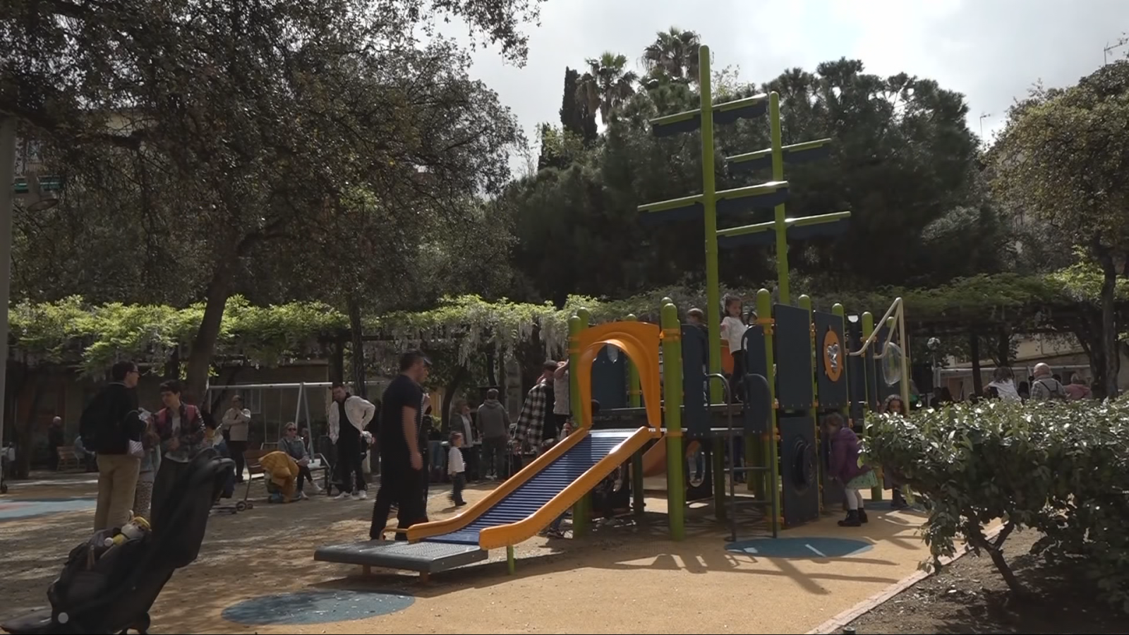 Barcelona inaugura el primer parc infantil 100% inclusiu - L'Informatiu | Veure