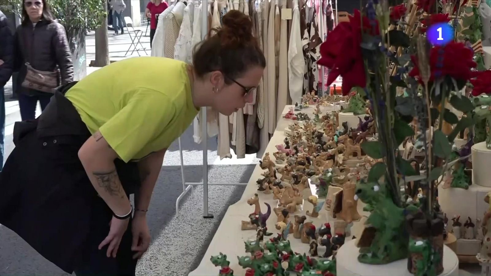 L'eix Creu Coberta a Barcelona ja celebra Sant Jordi - L'Informatiu | Veure