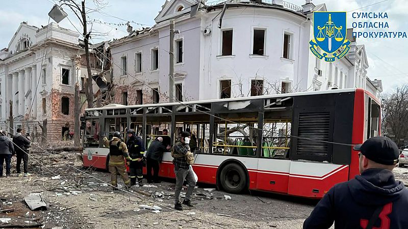 Guerra en Ucrania: al menos 32 muertos en un ataque en Sumi - Telediario Fin de Semana | Ver