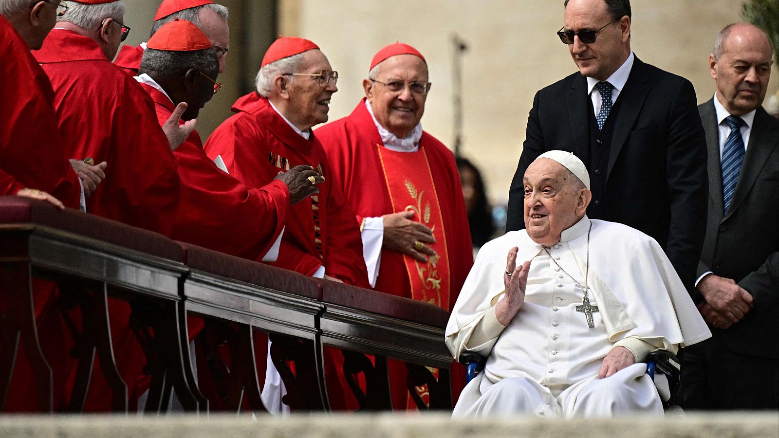 El papa aparece en el final de la misa de Domingo de Ramos